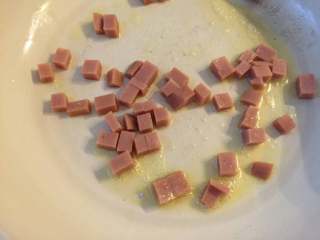 7、法式吐司砂锅（Casserole ）,用少许黄油将小火腿丁煎香，表面有点微微变色发黄即可