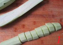 1、肉酱焗茄子,把茄子去皮，从中间剖开，切成2厘米左右的段。