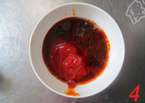 3、肉酱焗茄子,碗中放入酱汁材料中的米酒、清水、生抽、豆瓣酱、蕃茄酱、糖拌匀备用。