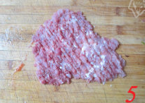 4、肉酱焗茄子,肉末剁碎一些。