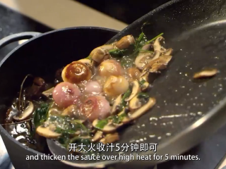 17、勃艮第红酒烩牛肉,牛肉取出，把煎好的珍珠洋葱和褐菇倒入铸铁锅，开大火收汁五分钟即可