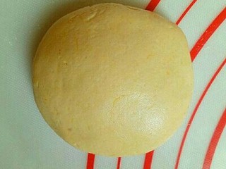 4、#甜味#香甜糯的南瓜饼#,揉成面团，面团不能太硬，也不能太软。(太软蒸好后容易踏)
