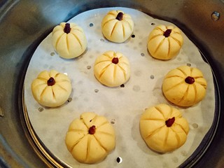 13、#甜味#香甜糯的南瓜饼#,蒸锅中加入冷水，整屉上垫上油纸。(每个南瓜饼下面放一片胡萝卜也可以，大火水烧开后，蒸6-8分钟即可出锅。