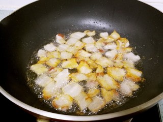 2、古早味猪油拌饭,煎透一面后再翻面继续小火慢煎。