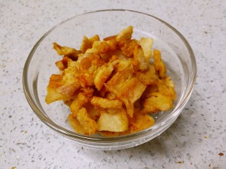 4、古早味猪油拌饭,捞起油渣备用。