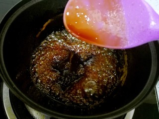 10、古早味猪油拌饭,后半段要用勺子不停搅拌，熬至液体浓稠，有挂壁效果。