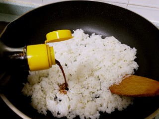13、古早味猪油拌饭,淋入适量生抽，小火拌炒均匀。