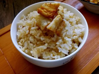 14、古早味猪油拌饭,盛起拌炒好的米饭，放几块油渣在上面。