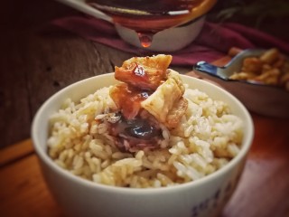 15、古早味猪油拌饭,淋入一勺珠油。