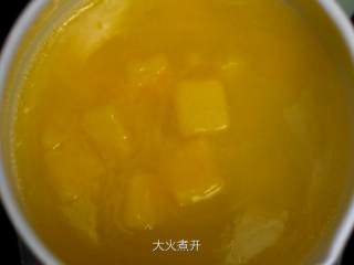 3、脆皮泡芙,将250克水、100克黄油、2克盐用大火煮开