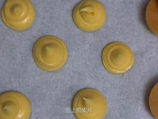 7、脆皮泡芙,泡发面团裱到烤盘上，盖上脆皮片