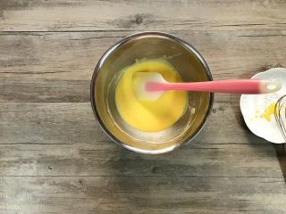 4、草莓斑斓蛋糕卷,筛入40g低粉，手抽之字形打至面糊细腻无颗粒