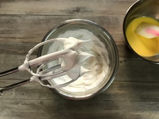 5、草莓斑斓蛋糕卷,蛋白加入适量柠檬汁分三次打入细砂糖30克，打至打蛋器提起呈尖尖的小弯角。