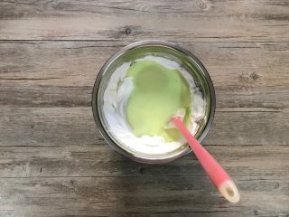 8、草莓斑斓蛋糕卷,再将混合好的面糊倒回蛋白霜盆内。