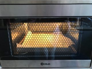 11、草莓斑斓蛋糕卷,放入东菱烤立方电烤箱中， 150度烘烤20分钟左右。（