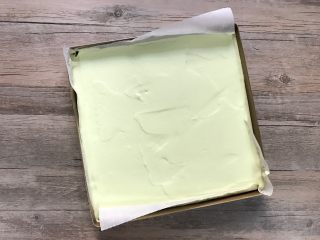 10、草莓斑斓蛋糕卷,将混合好的面糊倒入铺了油纸的盘内，用刮平稍加刮平，震两下模。