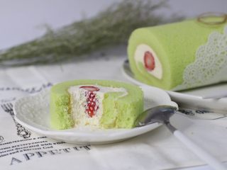 17、草莓斑斓蛋糕卷,成品