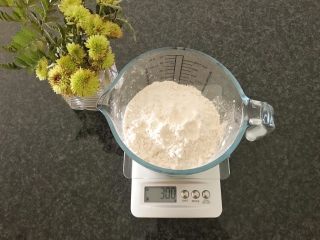 1、#家有烤箱#黑芝麻豆沙面包,准备食材，300g面包粉，