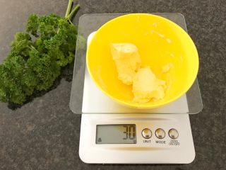 6、#家有烤箱#黑芝麻豆沙面包,30g黄油，