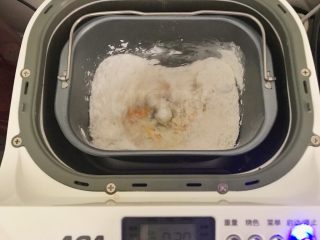 7、#家有烤箱#黑芝麻豆沙面包,将除了黄油以外的所有材料都倒入面包机里面，开启20分钟的和面模式，