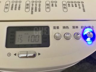 10、#家有烤箱#黑芝麻豆沙面包,再开启发酵键，1小时左右，