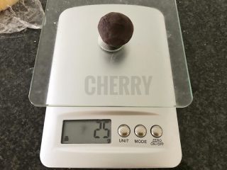 13、#家有烤箱#黑芝麻豆沙面包,在醒发面团的同时，我们将豆沙搓成丸子，每个25g左右，