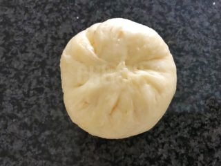 15、#家有烤箱#黑芝麻豆沙面包,像包包子一样捏紧，