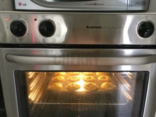 18、#家有烤箱#黑芝麻豆沙面包,送人预热好的烤箱里，160度烤13分钟，面包上色之后，就可以了（烤箱温度和时间看各家的烤箱脾性而定）。