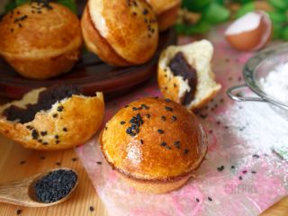 20、#家有烤箱#黑芝麻豆沙面包,成品图二