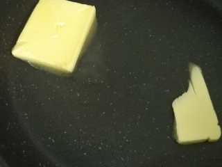 5、雪花酥,加入黄油融化