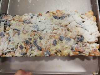 18、雪花酥,翻面，在筛奶粉，等待冷却