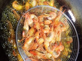 7、酱油籽虾,用漏勺不停翻动，让籽虾炸的均匀一下。