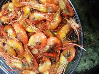 8、酱油籽虾,高温炸三分钟左右关火。