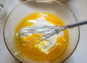 4、酸奶蓝莓蛋糕,蛋黄里加入玉米油和老酸奶，搅拌均匀