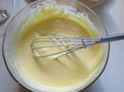 6、酸奶蓝莓蛋糕,成细腻的蛋黄糊