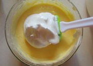 8、酸奶蓝莓蛋糕,分三次把蛋白加入蛋黄糊里搅拌均匀。