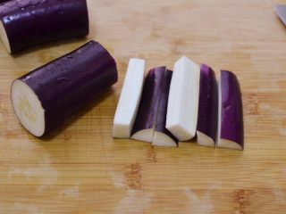 1、油淋茄子,茄子切条。