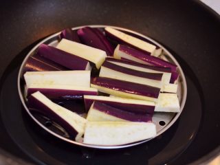 2、油淋茄子,隔水蒸十分钟。