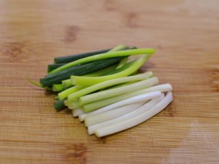 4、油淋茄子,小葱切段。