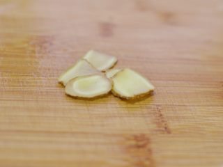 5、油淋茄子,生姜切片。