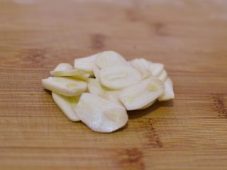 6、油淋茄子,大蒜切片。