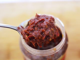 7、油淋茄子,豆瓣酱一定要选用郫县红油豆瓣酱。