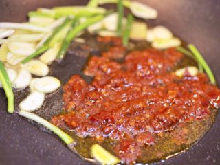 9、油淋茄子,放入一大勺豆瓣酱，小火炒出红油。