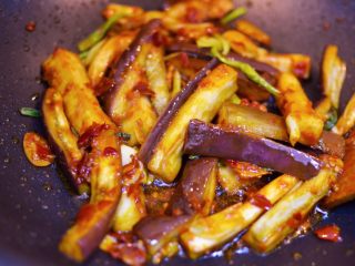 10、油淋茄子,调大火，放入茄子翻炒均匀。
