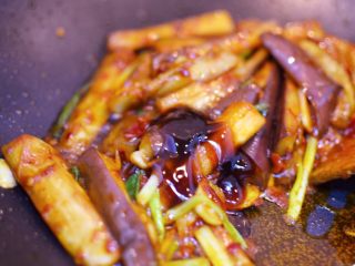 12、油淋茄子,放入耗油翻炒均匀。