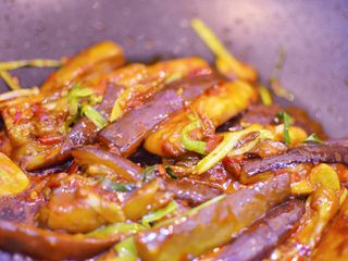 13、油淋茄子,即可关火。