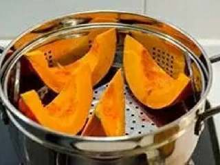 1、南瓜饼,准备一个蒸锅,加水,将南瓜切小块放在蒸架上。盖上锅盖,中高火煮沸(也可用微波炉高火加热10分钟左右)。约15分钟后,转慢火蒸。待南瓜肉变软烂后(可用筷子戳一下来判断南瓜是否熟透),转移到盘子中。