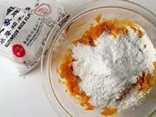 4、南瓜饼,往碗中逐次加入糯米粉,一次约2汤匙。