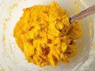 5、南瓜饼,其间,用筷子(或叉子)搅拌,直到南瓜泥和面粉充分融合,如果太干可以稍微加入一点牛奶或者清水。