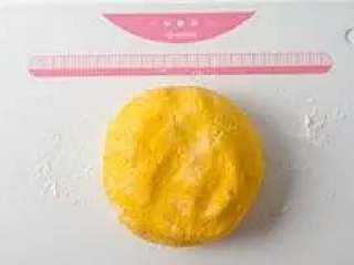 6、南瓜饼,和成南瓜团状,不沾手即可。(揉得干一点比较好,面团里也可加少量食用油,会使成品外观比较有光泽。)